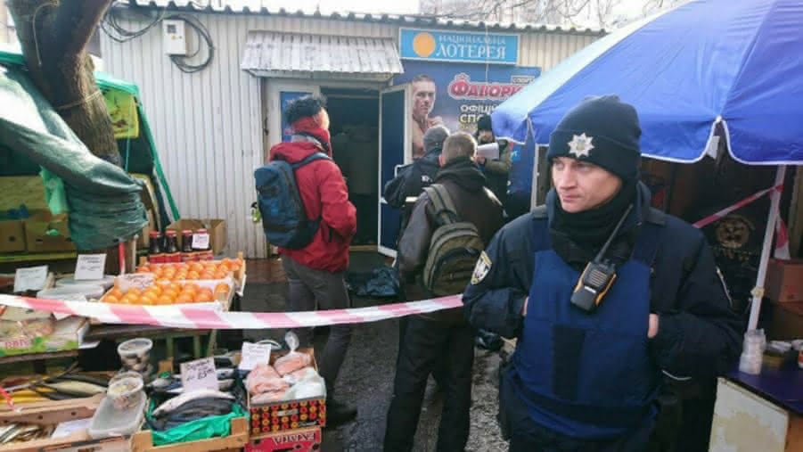 Отделение Фаворит Спорт на продуктовом рынке